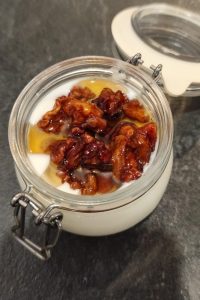 Iogurt ovella amb nous i mel